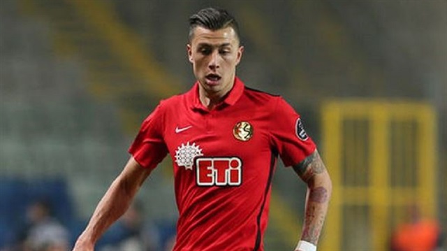 Eskişehirspor'dan ayrıldıktan sonra henüz bir takımla anlaşma sağlamayan Emre'nin adı Kasımpaşa ile anılıyor.