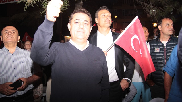 Eskişehirspor Başkanı Halil Ünal (önde) ve teknik direktör Alpay Özalan (arkada) demokrasi coşkusu için sokaklardaydı.