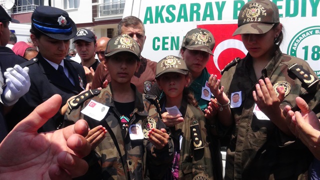 Aksaray Özel Haraket Daire Başkan Yardımcısı şehit Önder Güzel'i, eşi ve çocukları üniformayla uğurlamıştı.