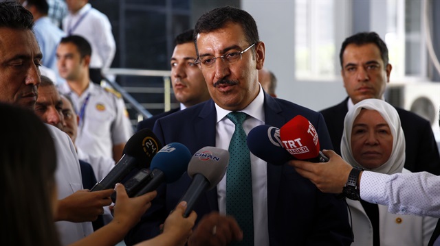 Gümrük ve Ticaret Bakanı Bülent Tüfenkci FETÖ'nün darbe girişimi sırasında yaralananları Dışkapı Eğitim ve Araştırma Hastanesi'nde ziyaret etti. 