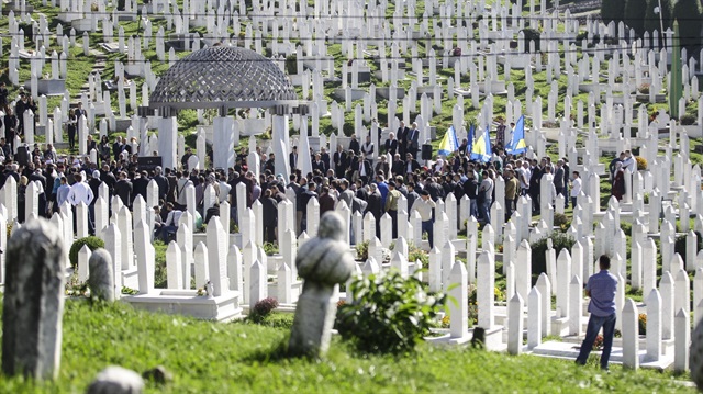 8 kurbaın kılınan toplu cenaze namazına Bosna Hersek İslam Birliği Başkan Vekili Husein Smajic'in yanı sıra çok sayıda din görevlisi, kurban yakınları ve vatandaşlar katıldı.
