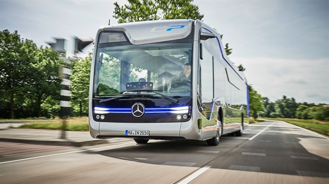 Mercedes'in yarı sürücüsüz otobüsü Future Bus yollara çıktı.