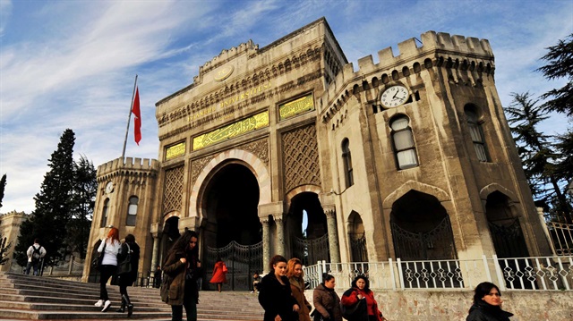 İstanbul Üniversitesi'nde 95 akademisyen görevden uzaklaştırıldı.