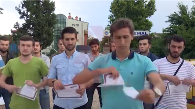 FETÖ'nün okulundan mezun olan Makedonyalı öğrenciler darbe girişimine tepkilerini göstermek için diplomalarını yırttı.