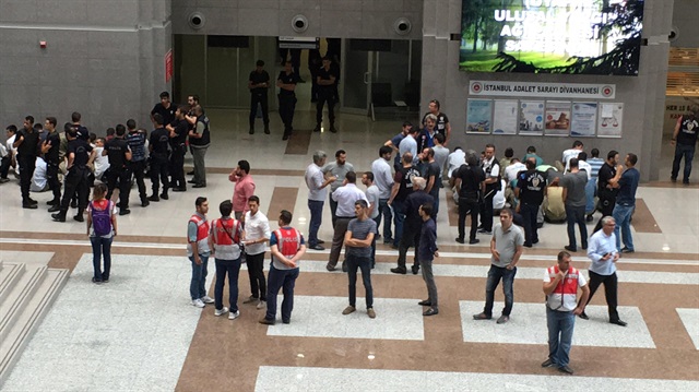 İstanbul'daki gözaltına alınan darbeciler, Çağlayan'da bulunan İstanbul Adalet Sarayı'na sevk ediliyor.