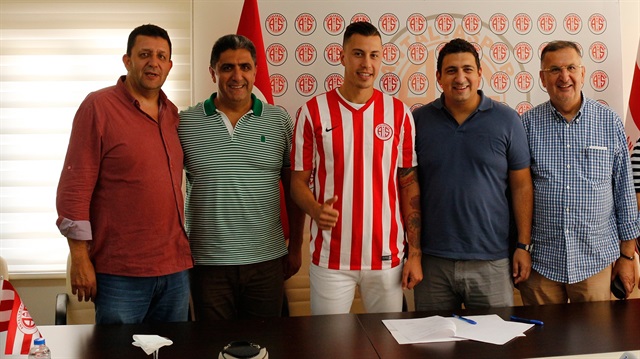 Emre Güral, Antalyaspor'la resmi sözleşme imzaladı.