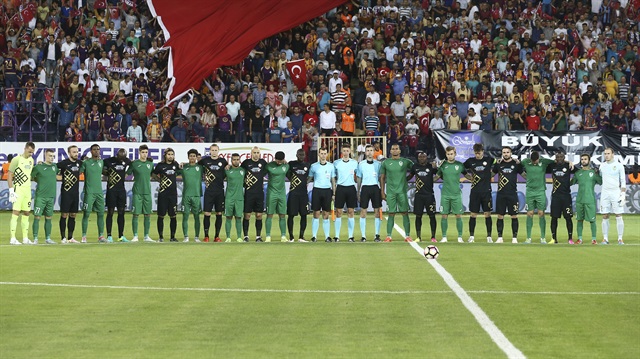 Osmanlıspor-Zimbru maçı öncesinde demokrasi şehitleri için saygı duruşunda bulunuldu. 