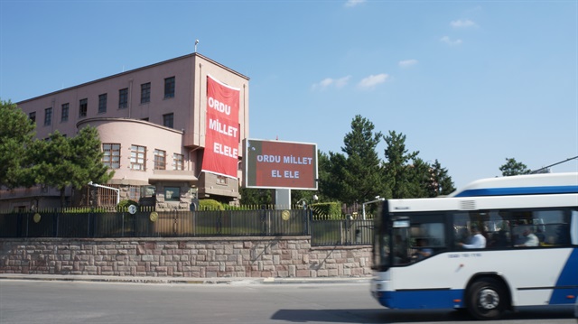 Genelkurmay Başkanlığı Karargahına 'Ordu millet el ele' ve 'Hakimiyet milletindir' yazılı afişler asıldı.