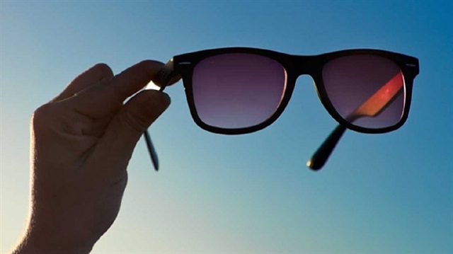 Uzmanlar her yerde satılan 10 liralık güneş gözlüklerinin oyuncak olduğunu söylüyor.
