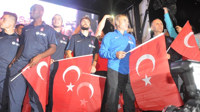 Trabzonspor Başkanı, yönetim kurulu, teknik heyet ve futbolcular Demokrasi Nöbetinde vatandaşlarla buluştu.