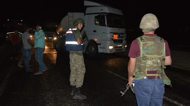 Karakol önüne terör örgütü PKK mensupları tarafından terk edilen bomba yüklü kamyonet, kontrollü olarak infilak ettirildi.