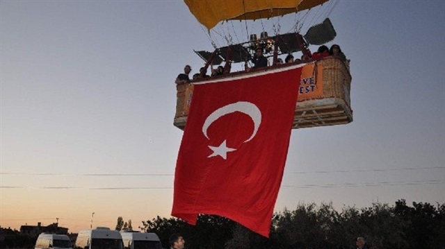 FETÖ'nün darbe girişimine karşı olduklarını gösteren işletme sahipleri balonların sepetlerine Türk bayrağı bağlıyor.