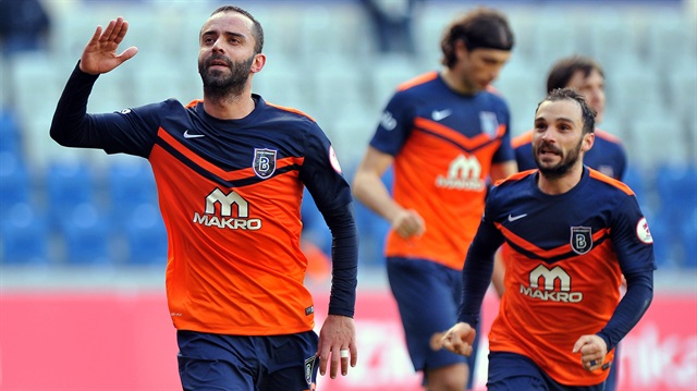 Semih Şentürk sezonun bitimiyle beraber Başakşehir'den ayrılmış ve kendine yeni kulüp arayışlarına başlamıştı.