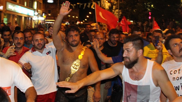 Kırkpınar'da altın kemer kazanan Recep Kara, akşam da Demokrasi Nöbeti'ne gitti.