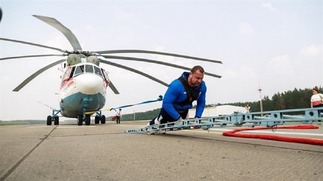 Kiril Shimko, 20 metre dünyanın en büyük helikopterini çekti.