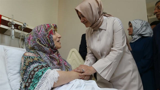 Bakan Sayan Kaya, 15 Temmuz sonrası ziyaretleri kapsamında FETÖ'cü askerlerin yaraladığı teyzeyle de hastanede görüşmüştü.