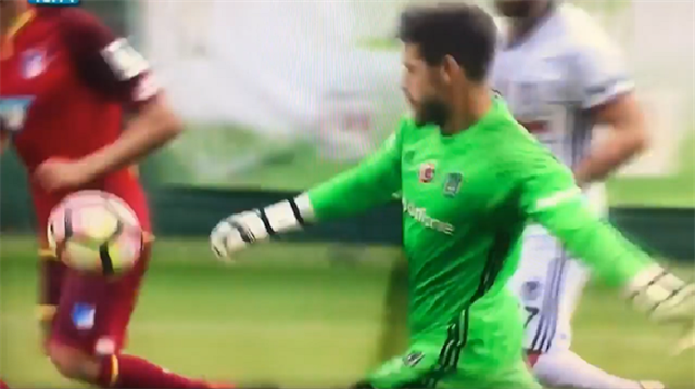 Beşiktaş kalecisi Fabricio, hazırlık maçında attığı pasla sosyal medyada gündem oldu.