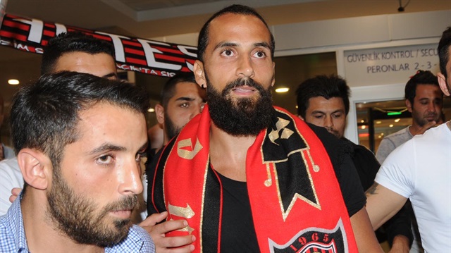 Erkan Zengin'i karşılayan taraftarlar yıldız futbolcunun boynuna Es-Es atkısını taktı.