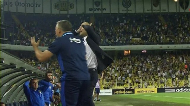 Emenike'nin kaçırdığı gol sonrası Fenerbahçe yedek kulübesinde bu görüntü oluştu.