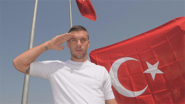 Galatasaray'ın yıldızı Podolski, Beşiktaş'tan ayrılan vatandaşı Gomez'e göndermede bulundu.