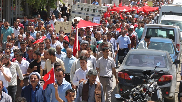 Vatandaşların 'FETÖ'ye hayır' dövizleri ve Türk bayraklarıyla yürüyüşe katıldığı görüldü.