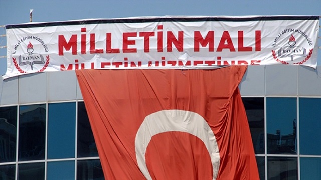 Okula afişin yanı sıra Türk bayrağı da asıldı.