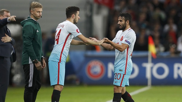 Oğuzhan Özyakup, Euro 2016'da  milli takım formasıyla ilk kez ciddi bir turnuvada boy gösterdi. Milli futbolcuya Manchester United'ın talip olduğu belirtildi. 