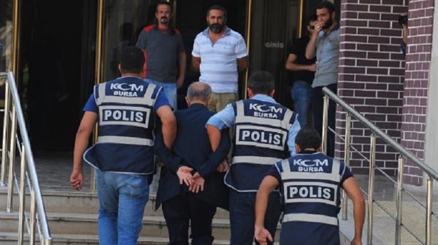 Operasyonlar kapsamında Bursa eski Valisi Sahabettin Harput, Ankara’da yakalandıktan sonra ters kelepçeli olarak Bursa Emniyet Müdürlüğü’ne böyle getirildi.