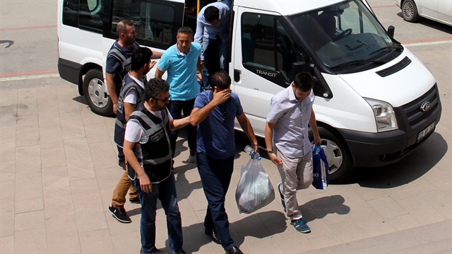 Edirne'de FETÖ soruşturması kapsamında gözaltına alınan infaz koruma memuru, SGK personeli ve adliye çalışanlarının da bulunduğu 9 kişi çıkarıldığı mahkemece tutuklandı. 