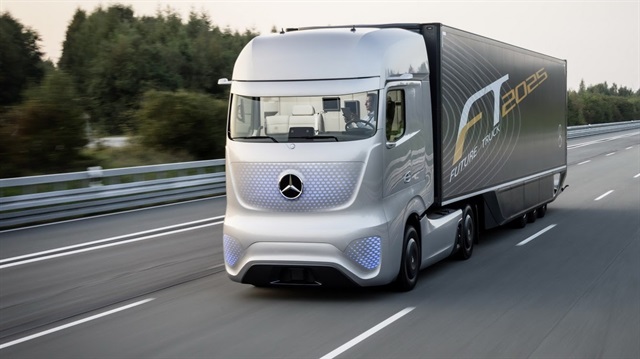 Alman otomotiv devi Mercedes Benz, elektrikle çalışan ilk kamyonu eTruck'ı tanıttı.