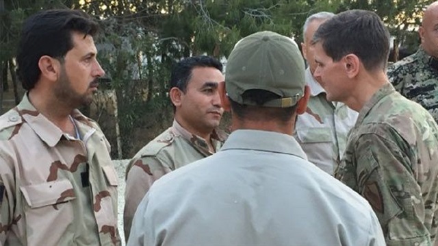 Ortadoğu'daki Amerikan operasyonlarını yöneten CENTOM'un komutanı General Joseph Votel ile YPG'liler böyle görüntülenmişti.