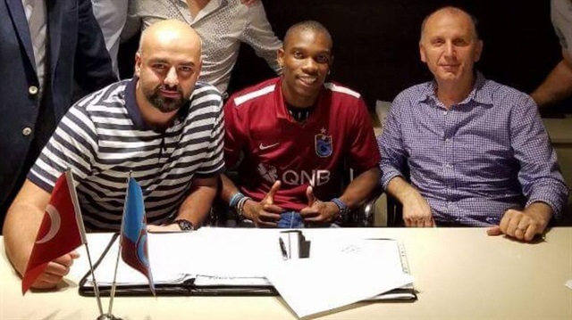 Trabzonspor'un sağlık kontrolünden geçirip sözleşme imzalattığı Castillo'nun kulübü Dallas son anda yine bir pürüz çıkardı.