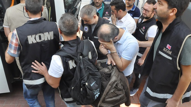 İzmir’de görülen komuoyunda ’Askeri casusuluk’ davası olarak bilinen ’gizli belge ve belge bulundurma davasında ve soruşturmasında çeşitli usulsüzlükler yapılarak sahte delil üretildiği iddialarıyla gözaltına alınana 28 kişiden aralarında Tümgeneral Hamza Koçyiğit, eski Genelkurmay Başkanı Orgeneral Yaşar Büyükanıt’ın yaveri emekli Albay Gürsel Yüce’nin de bulunduğu 20 kişi tutuklandı.