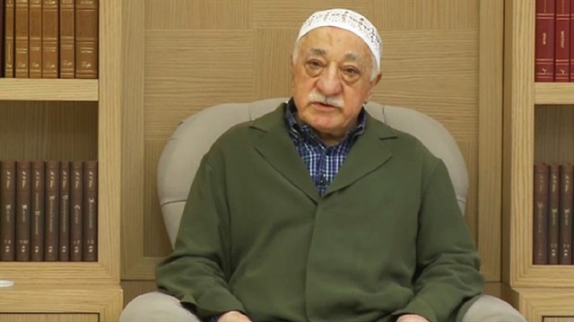 Gülen'in giydiği haki cübbe ile ordu içindeki cuntacılara mesaj verdiği iddia edildi. 