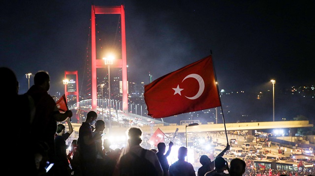  Türk iş dünyası, Türk halkının demokrasi mücadelesini yurt dışındaki gazetelere verdiği ilanlarla dünyaya duyuruyor.