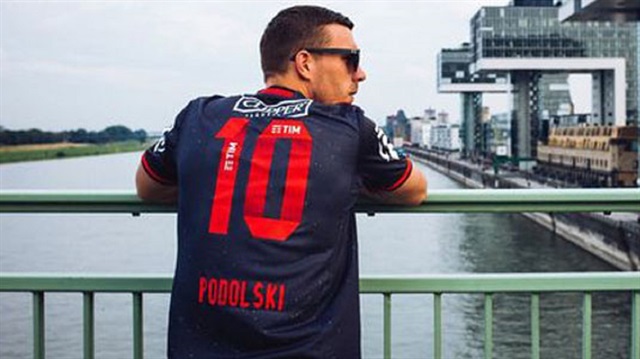 Lukas Podolski'nin giydiği forma Galatasaraylı taraftarların tepkisine neden oldu.