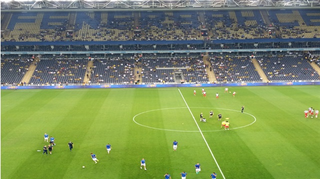 Taraftarların son yıllarda maçlara olan az ilgilisi, Fenerbahçe - Monaco maçında da devam etmişti. Yaklaşık 15 bin sarı lacivertli taraftar Şampiyonlar Ligi maçını takip etti.