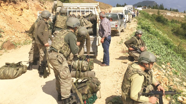 Ordu’da çatışmanın yaşandığı bölgeye sevk edilen takviye ekipler, kaçan teröristlerin peşine düştü. 