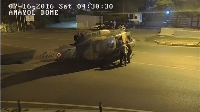 Helikoptere sivil kıyafetlerle binen darbeciler aranıyor.