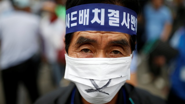 Güney Kore halkı yerleştirilmesi planlanan THAAD füzelerinin sağlık sorunlarına yol açabileceğini düşünerek hükümeti protesto ediyor.