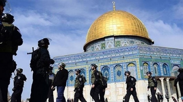 İsrail güçleri, Kubbetu's Sahra Camisi'ne girerek restorasyon çalışması yapan üç işçiyi gözaltına aldı.