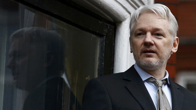 Assange, kurduğu Wikileaks adlı siteden devletlerin gizli belgelerini sızdırdığı için 2012'den beri iltica başvurusunda bulunduğu Londra'nın Ekvador Büyükelçiliğin'de yaşıyor.