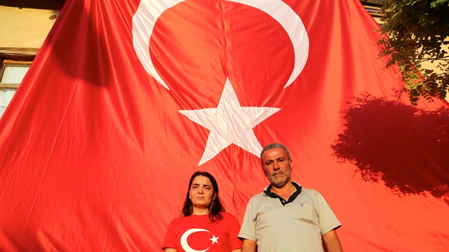 Muhammed'in ablası ve babası Türk Bayrağı önünde poz verdiler.