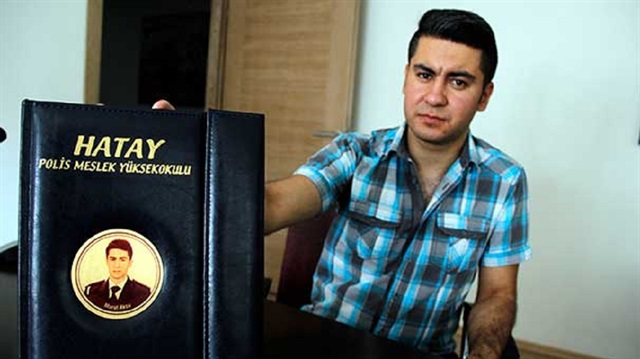 Murat Aksu polis meslek yüksekokulunun mezuniyet için yayınladığı yıllıkta yer almasına rağmen polis olamadı.