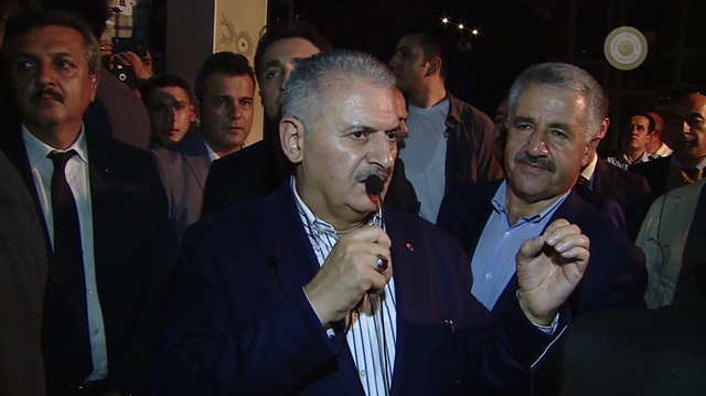 Başbakan Binali Yıldırım'ın dün akşam Çengelköy Polis Merkezi'ni ziyaret etti. 