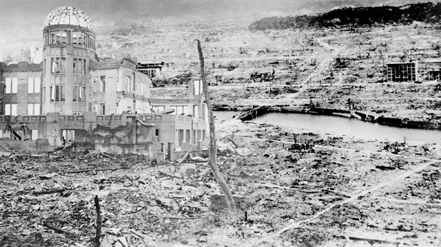 ABD, 6 Ağustos 1945'te Japonya'nın Hiroşima kentine bir atom bombası attı. Sabah saatlerinde atılan bomba ile, şehirdeki on binlerce ev yok oldu, sadece bir kaç dakika içerisinde 80 bin kişi hayatını kaybetti, binlerce kişi sakat kaldı. 