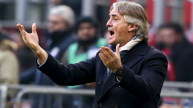 Inter'de Roberto Mancini'nin koltuğu sallanıyor. İtalyan teknik adamın yerine Frank de Boer'un geçeceği iddia edildi. (Haber: Fanatik)