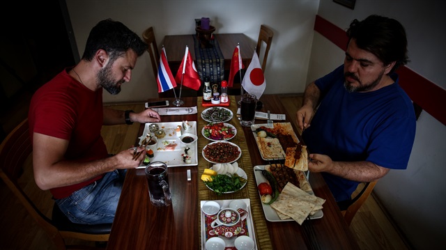 Restoranda birçok kültüre ait farklı yemek bir arada tüketiliyor.