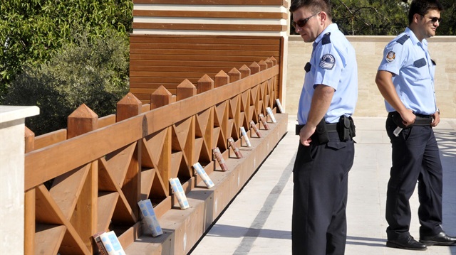 Üst geçidin sağ ve sol kenarına itinalı şekilde sıralanan kitaplar polisi alarma geçirdi. 