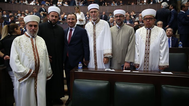 Adalet Bakanı Bekir Bozdağ, Grup Toplantısı'na katılarak birlik ve beraberlik mesajı veren heyetle bir araya geldi.